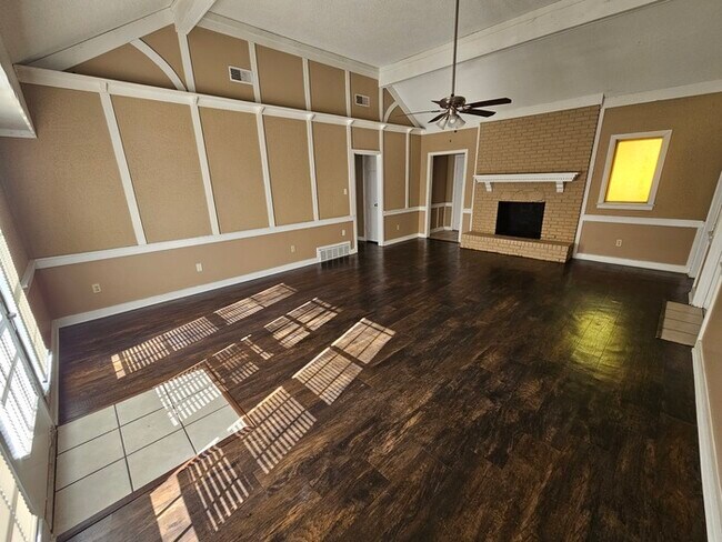 Foto del edificio - 8141 Misty Meadows Ln