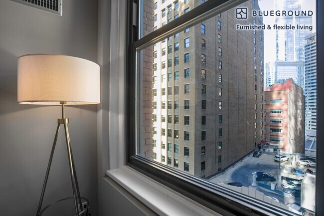 Foto del edificio - 63 E Lake St