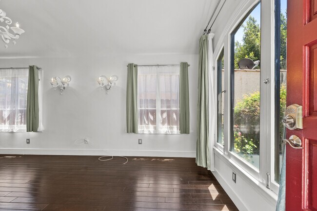 Building Photo - 5267 Saturn St