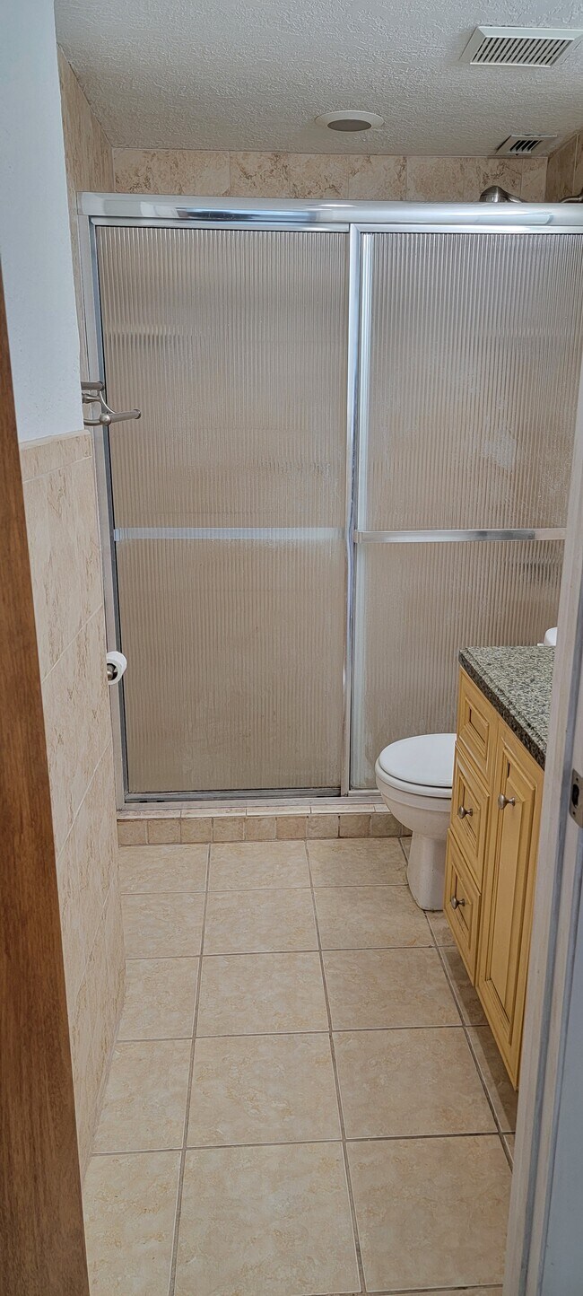 Master bath - 2016 Bay Dr