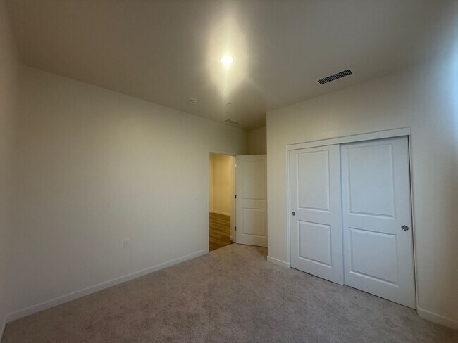 Foto del edificio - Three bedrooms and two bathrooms in Hanford, CA