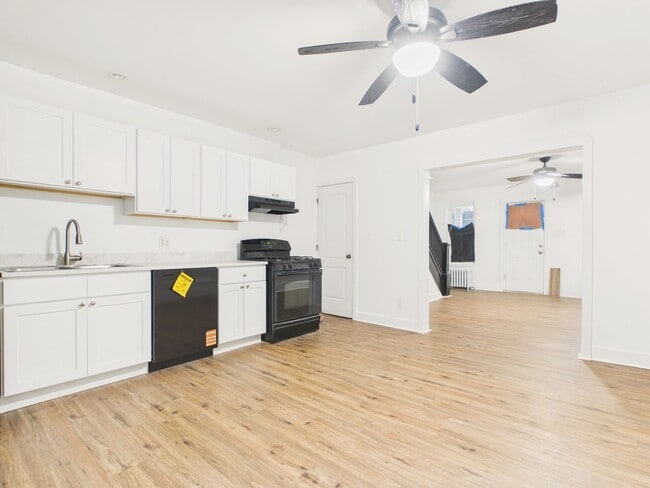 Foto del edificio - Charming 2 Bedroom Single Family on Penn St