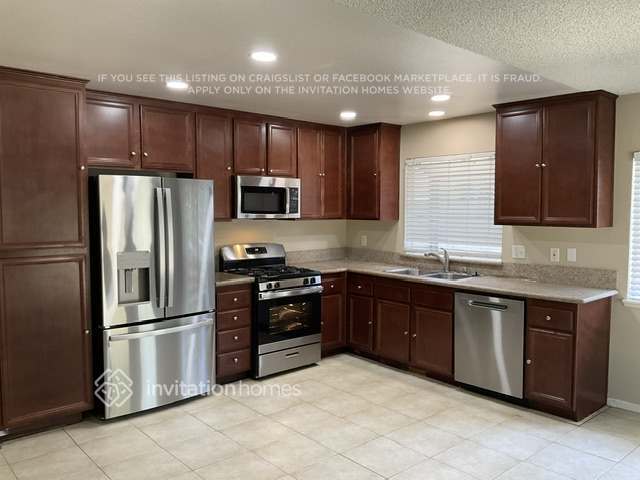 Building Photo - 2155 E Alondra St