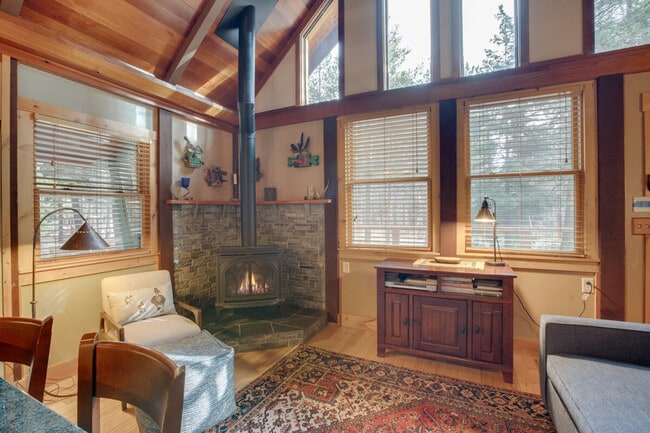 Building Photo - 7040 Bellevue Ave