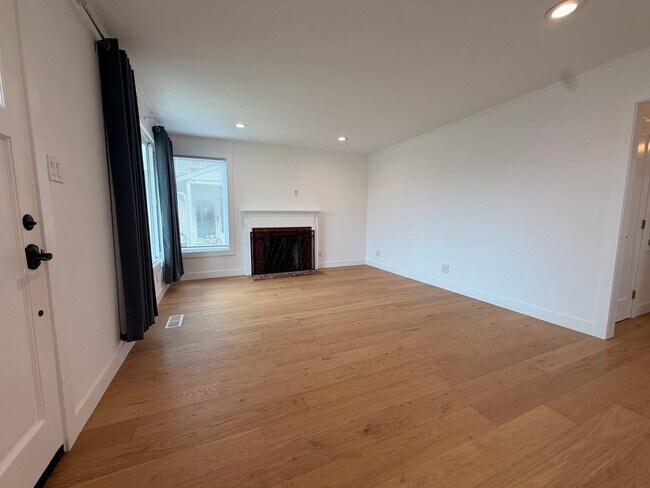 Foto del edificio - Spacious 4 Bedroom/2Bathroom Home in South San Francisco!
