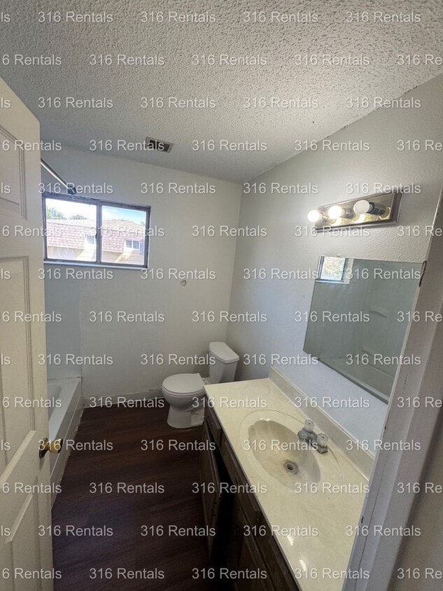 Primary Photo - $850- 2 bed 1 bath - Townhomes
