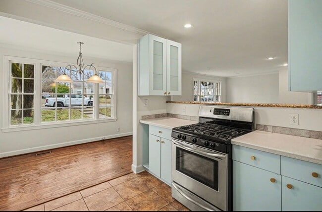 Building Photo - WestMeade Cottage*