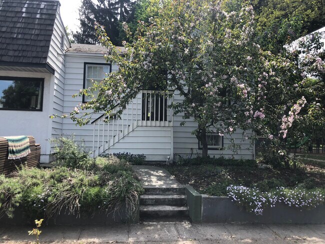Building Photo - 1503 W Clarke Ave