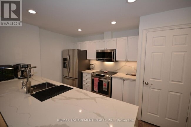 Building Photo - 399 Elizabeth St