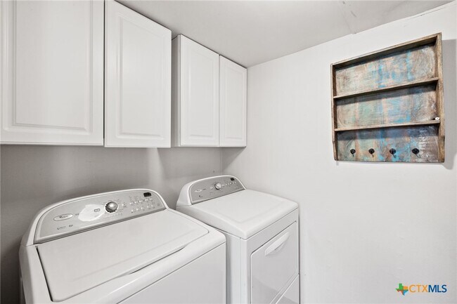 Foto del edificio - 322 Oakwood Loop