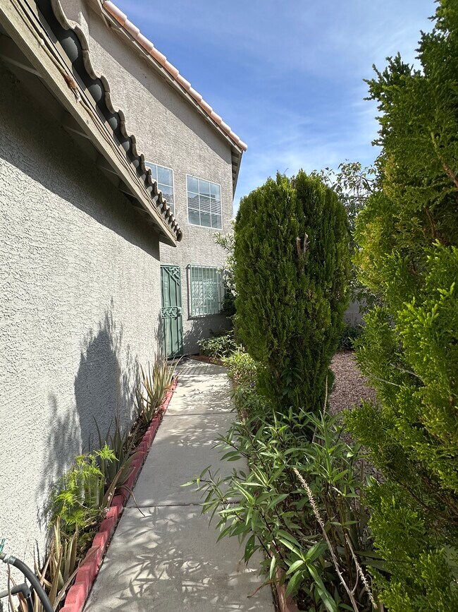 Foto del edificio - 4160 Country Garden Ave
