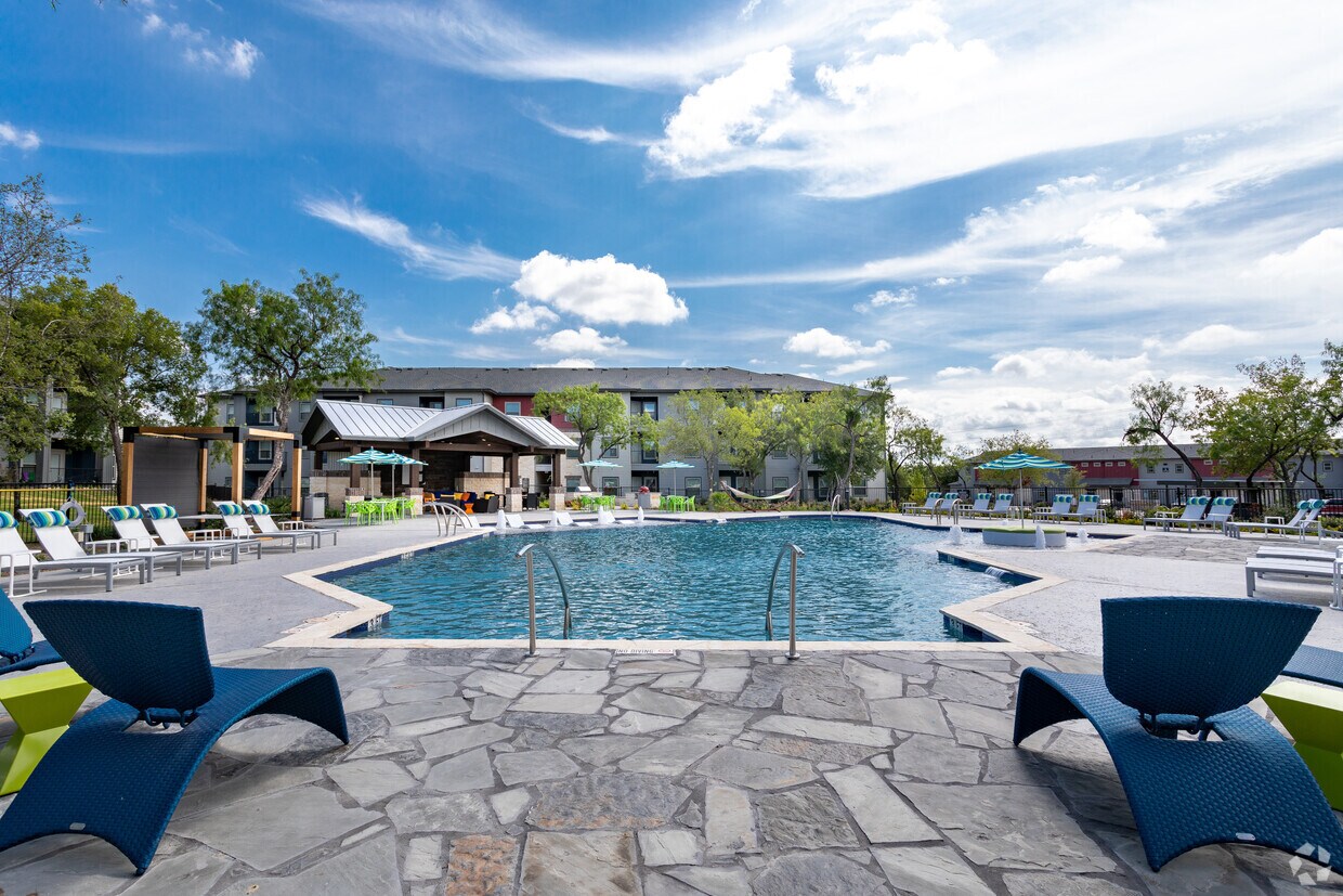 Piscina con estilo de centro turístico - Timberhill Commons