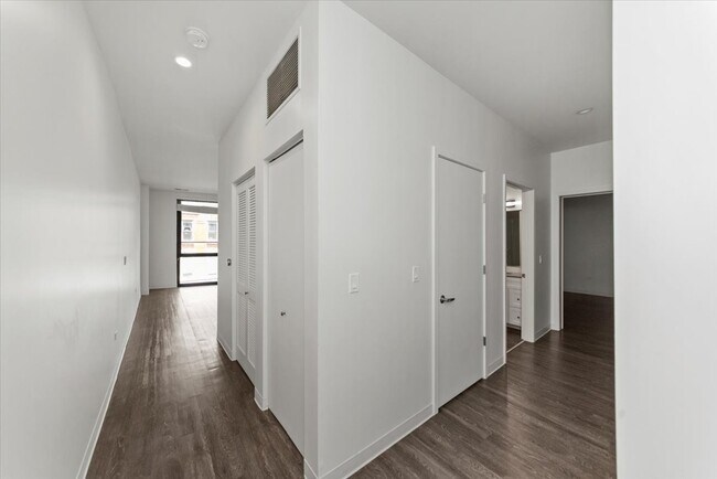 Foto del edificio - 827 N Milwaukee Ave
