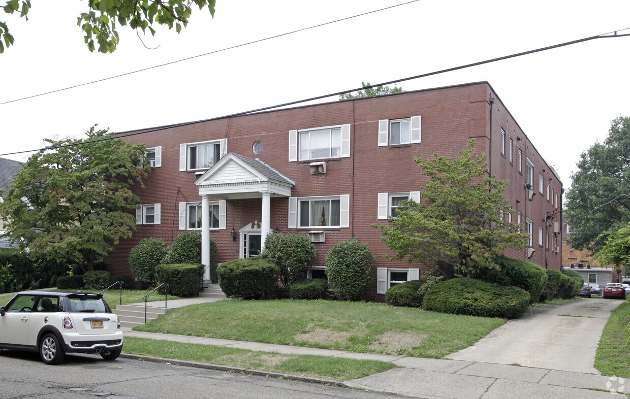 Primary Photo - 304 S Winebiddle St