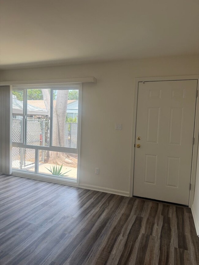 Building Photo - 2 Bedroom 1 Bath Duplex for Rent
