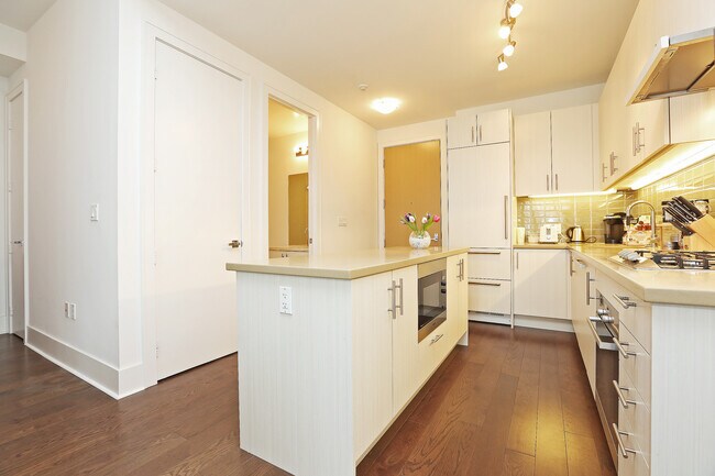 Building Photo - 29 Queens Quay E