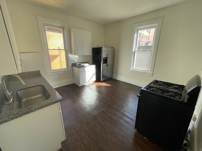 Photo - Spacious 2 bedroom Apartment for rent !