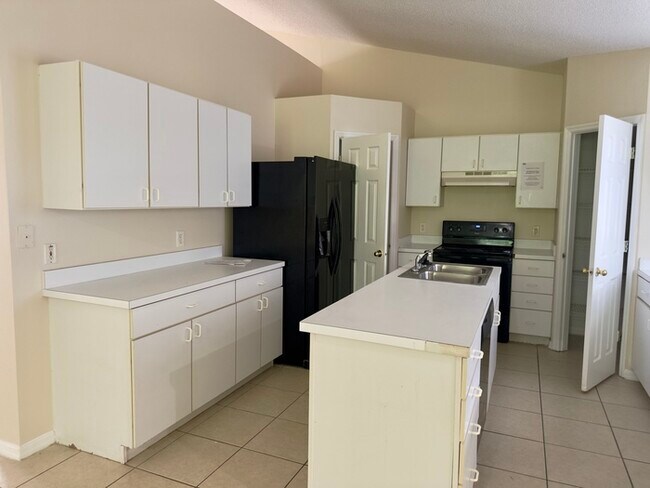 Foto del edificio - Large 4/2 Single Story Home