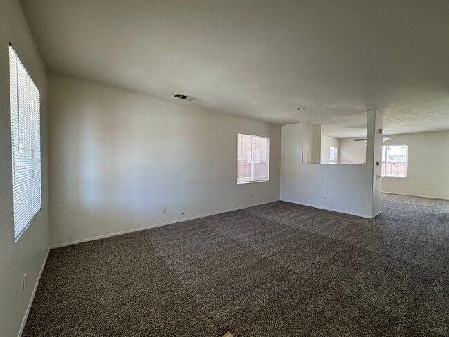 Foto del edificio - Victorville 3 Bedroom Home