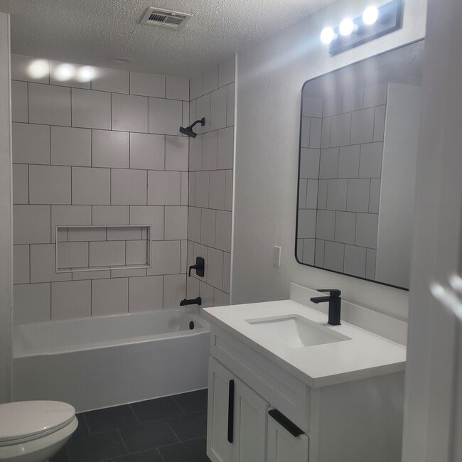 Building Photo - 8830 Stroelitz St