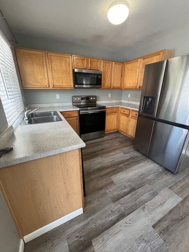 Building Photo - Spacious 4 Bed 2.5 Bath Single Family Home...