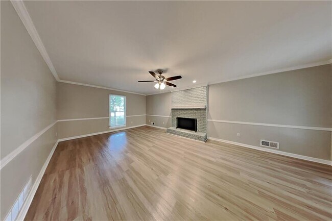 Building Photo - 2358 Marneil Dr NE