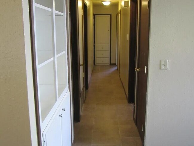 Foto del edificio - 820 Russell Cir