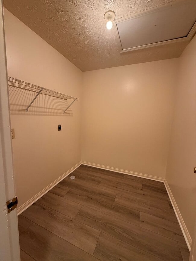 Building Photo - Spacious 2 Bed 1 Bath Duplex