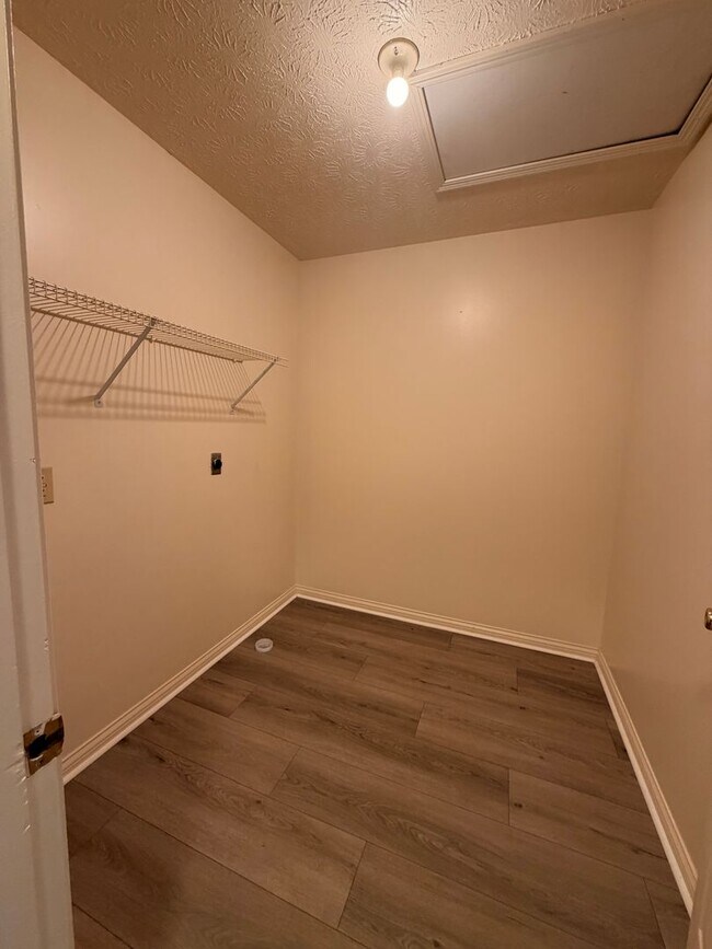 Foto del edificio - Spacious 2 Bed 1 Bath Duplex