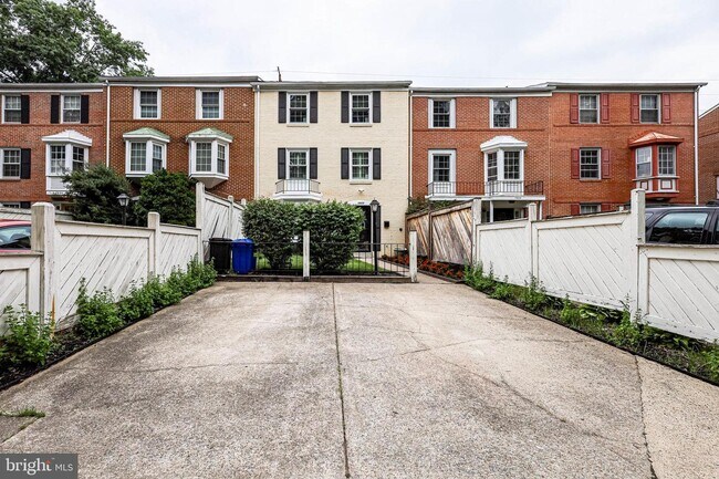 Building Photo - 7903 Central Park Cir