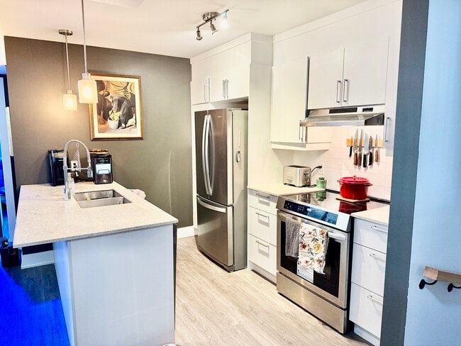 Building Photo - 372 Rue D'émeraude
