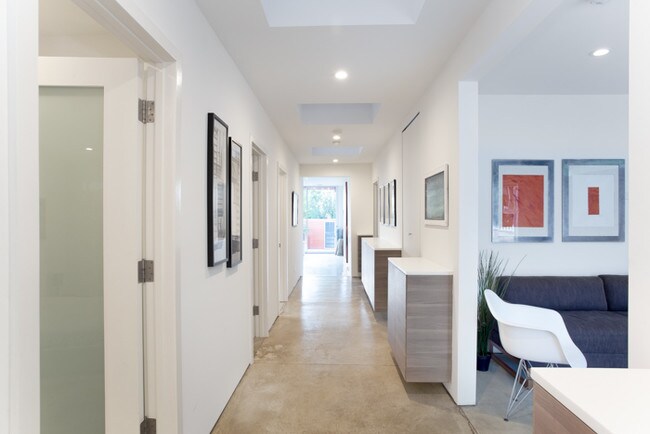 Foto del edificio - 8570 Rugby Dr