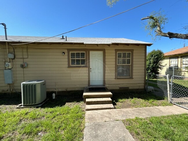 Building Photo - 705 E. Dean Ave, Killeen