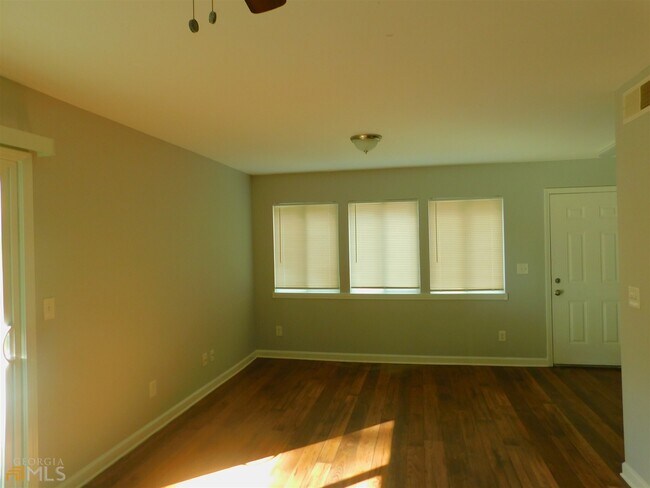 Foto del edificio - 7560 Taylor Rd