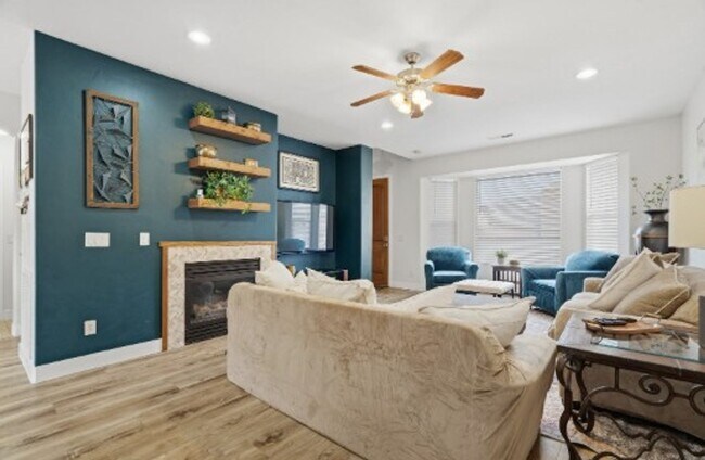 Foto del edificio - FULLY FURNISHED 3 Bed/2.5 Bath Home!