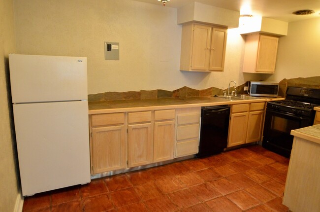 Building Photo - Amazing 2bd condo! Close to Cherry Creek, ...