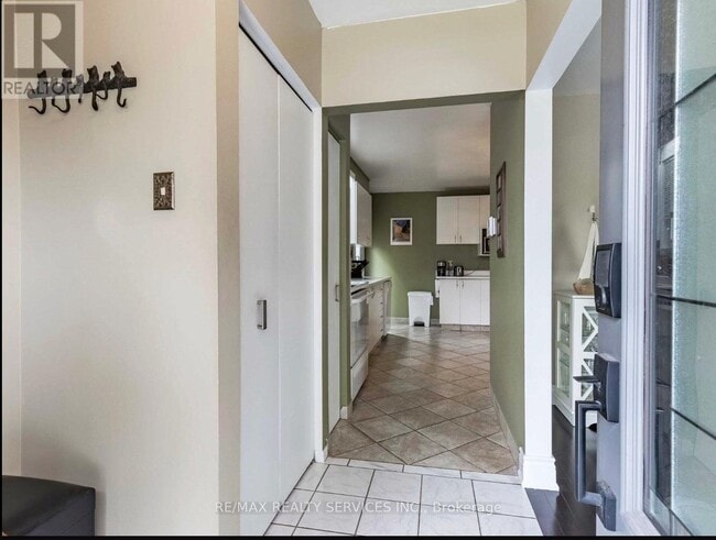 Building Photo - 64 Brookdale Crescent