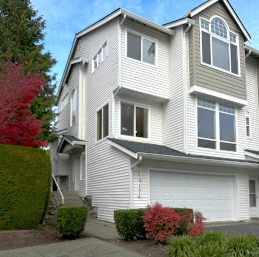 Primary Photo - Bright and warm Mukilteo home - this one w...