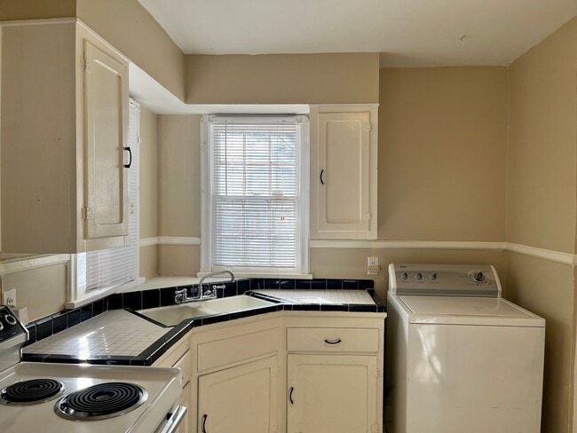 Building Photo - Great location in Garden District seconds from Downtown and LSU!