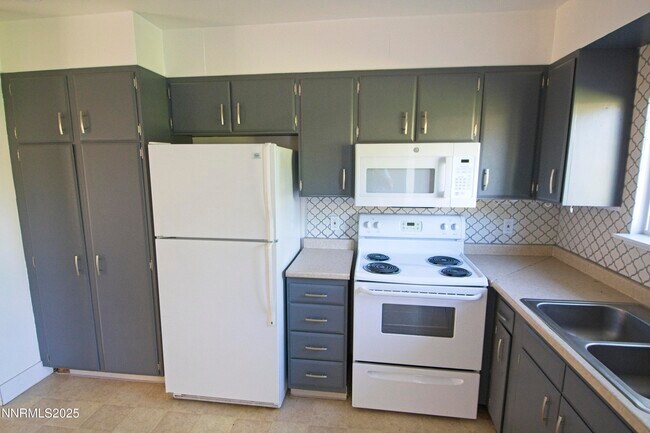 Building Photo - 111 Smithridge Park