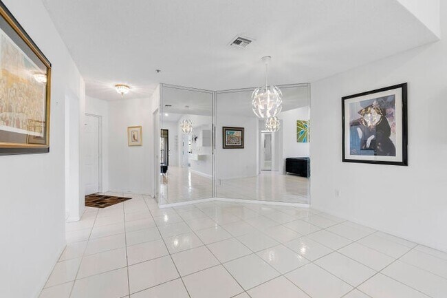 Foto del edificio - 5153 Floria Dr