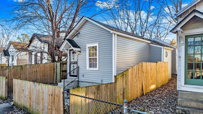 Building Photo - 944 Brent St