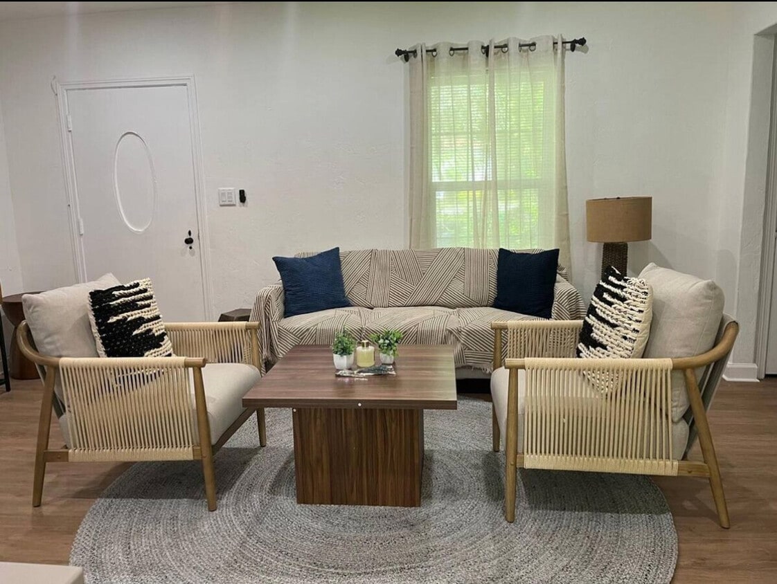 Foto principal - 353 NE 85th St