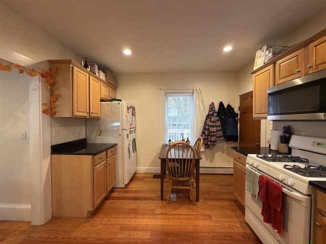 Building Photo - 40 Chester St