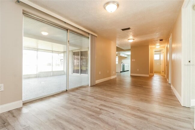 Foto del edificio - 2105 Sugarbush Dr