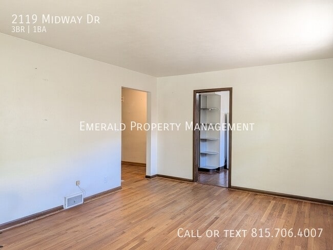Foto del edificio - 2119 Midway Dr