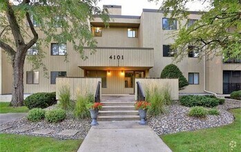 Building Photo - 4101 Parklawn Ave