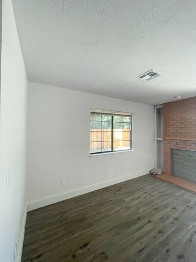 Foto del edificio - Darling Elk Grove Halfplex!