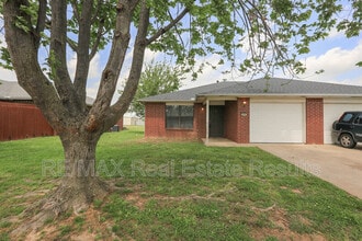 Building Photo - 2219 W Roselawn St