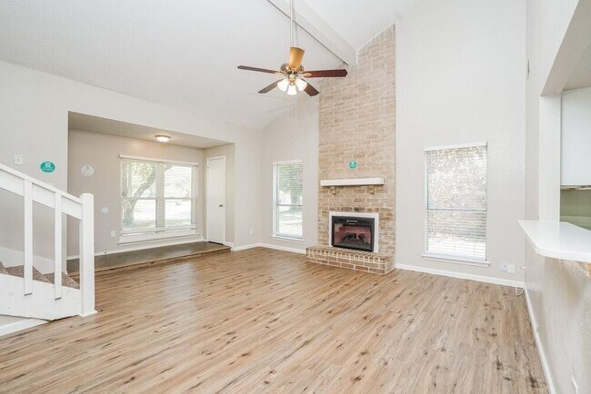 Foto del edificio - 11919 Fallbrook Dr